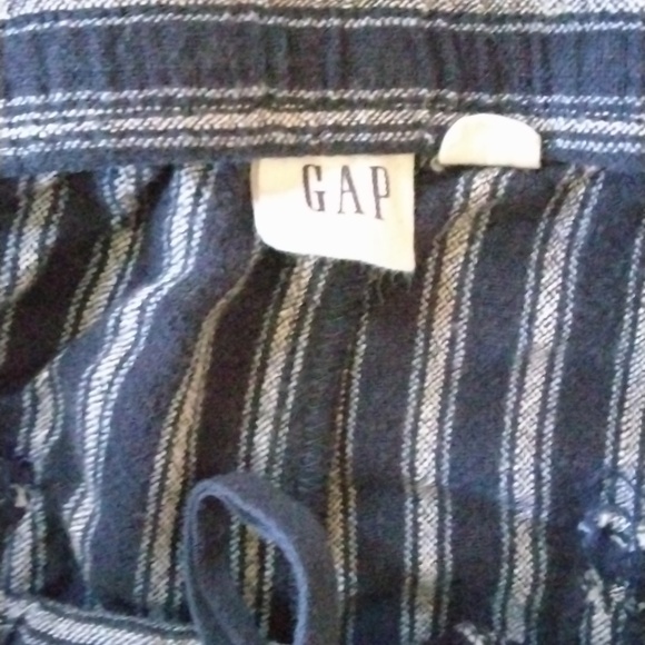 Size XL 55% linen navy striped shorts. By the Gap.So lightweight and comfy. - Picture 6 of 12